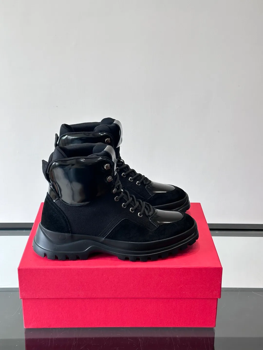 Men's shoes 💰960 Ferragamo's thick-soled lace-up short boots are made of suede + fabric splicing. They have a delicate texture and are breathable. The black rubber thick soles are wear-resistant and have strong traction. They can be worn every day outdoors! The shoelaces are super vibrant and the metal fastener details are perfect. The boot shaft is adjustable, comfortable and stable to wear. It goes well with workwear style or casual style in autumn and winter. It is warm and fashionable. It is suitable for outdoor activities or daily commuting! size: 39-44 (customized at 38.45.46)